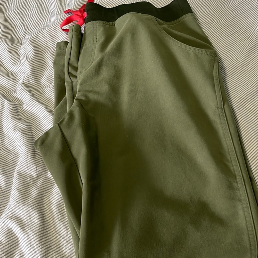 Figs Kade Scrub Pants in Dark Olive